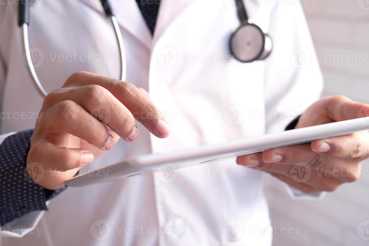 dokter in witte jas gebruikt een digitale tablet foto