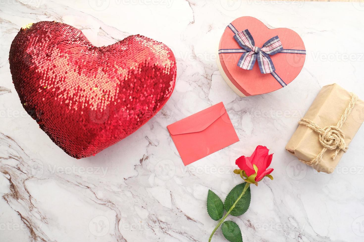 bovenaanzicht van hartvorm geschenkdoos en bloemen foto