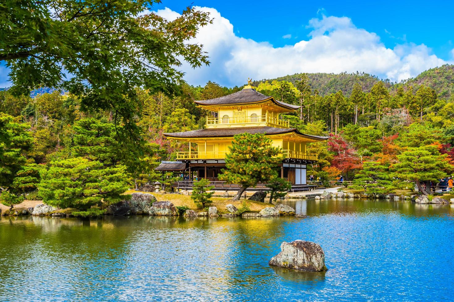 kinkakuji-tempel, of het gouden paviljoen in kyoto, japan foto