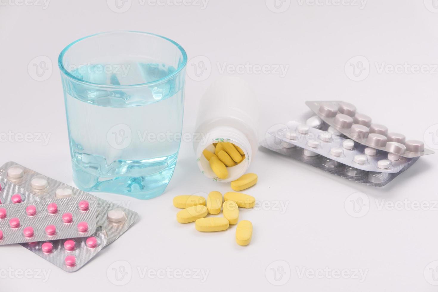 kleurrijke pillen en tabletten foto