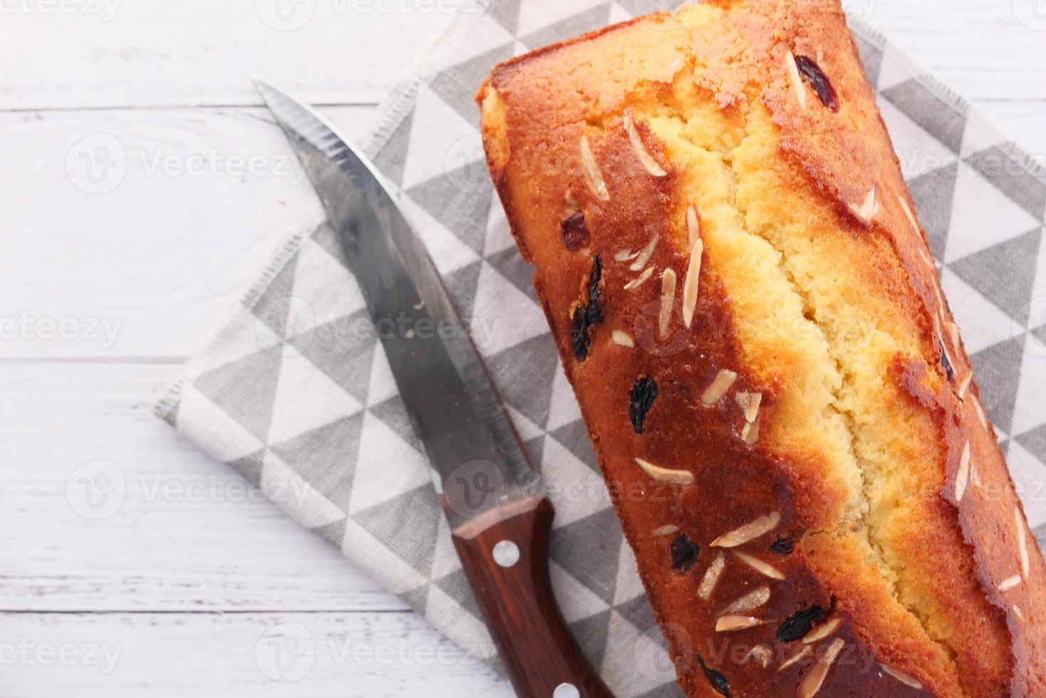 bovenaanzicht van zelfgemaakte cake op tafel foto