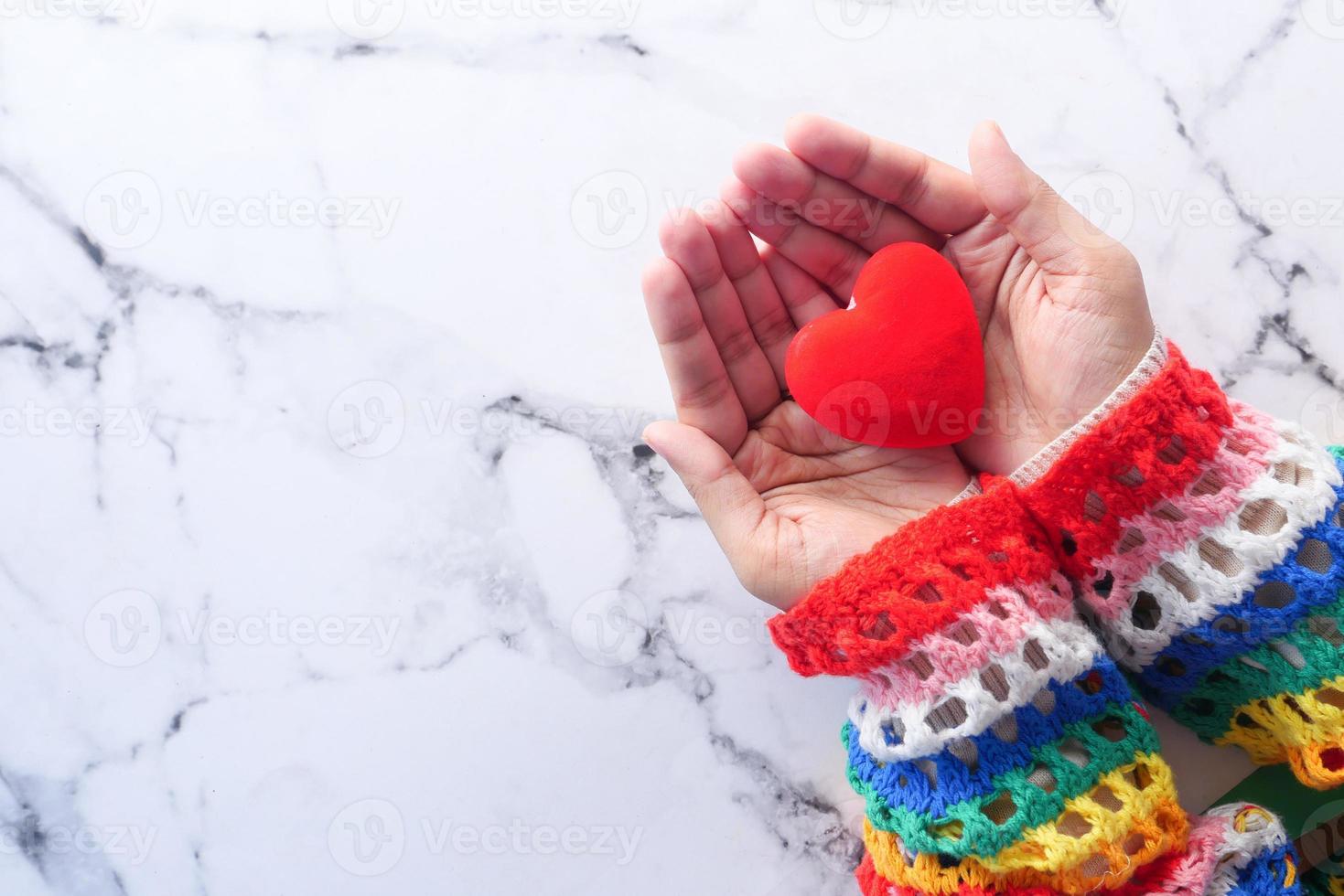 persoon met een klein rood hart foto