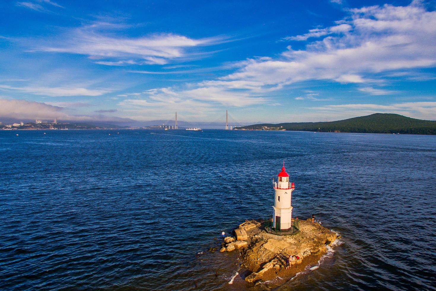 luchtzeegezicht van de tokarevsky-vuurtoren in Vladivostok, Rusland foto