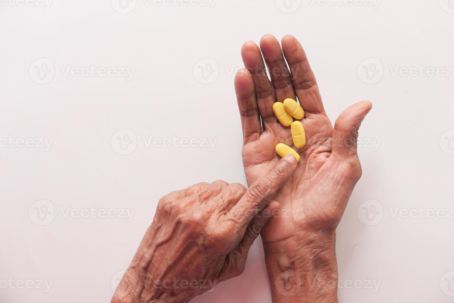 senior vrouw hand nemen van medicijnen foto