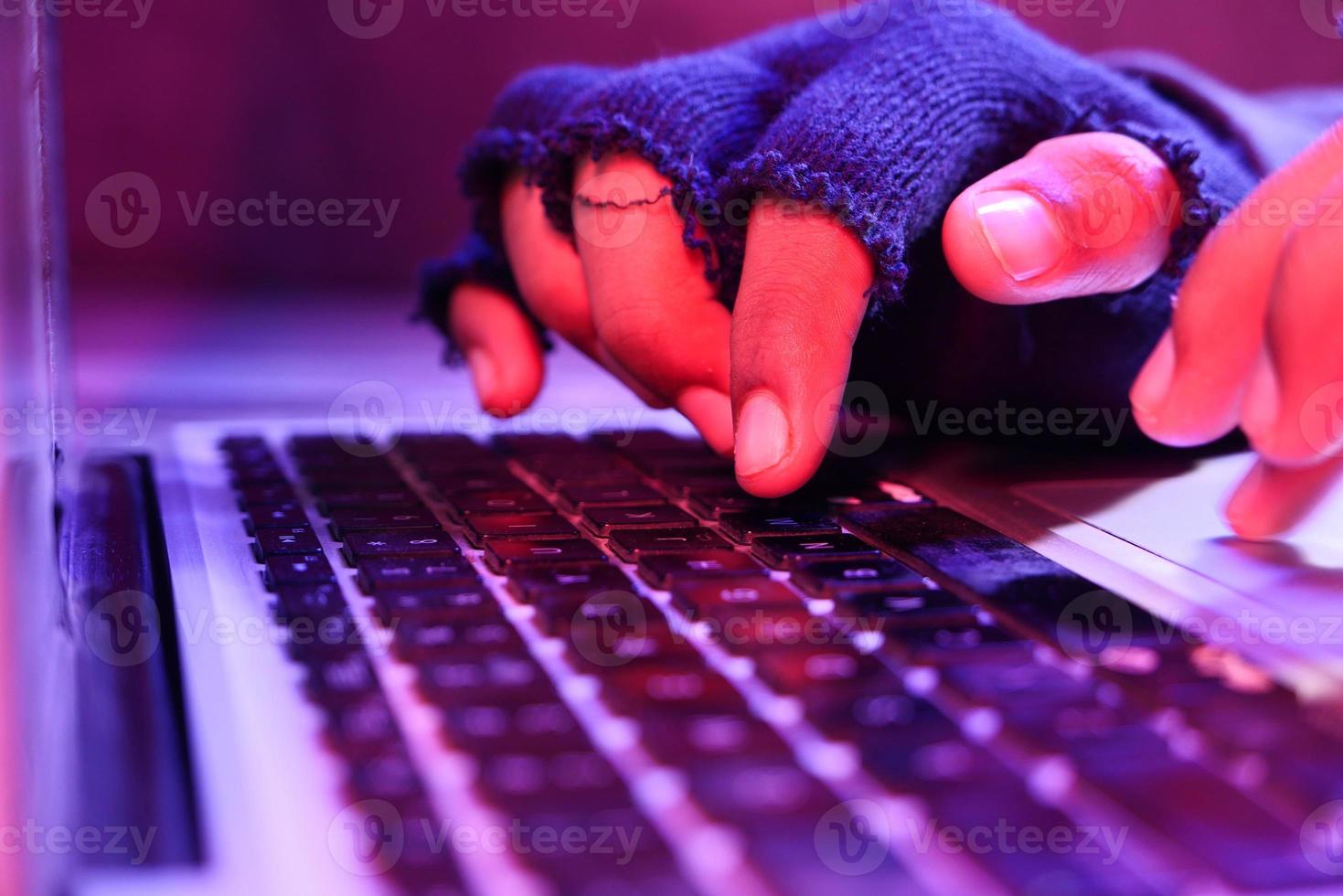 close-up van hacker hand stelen van gegevens van laptop foto
