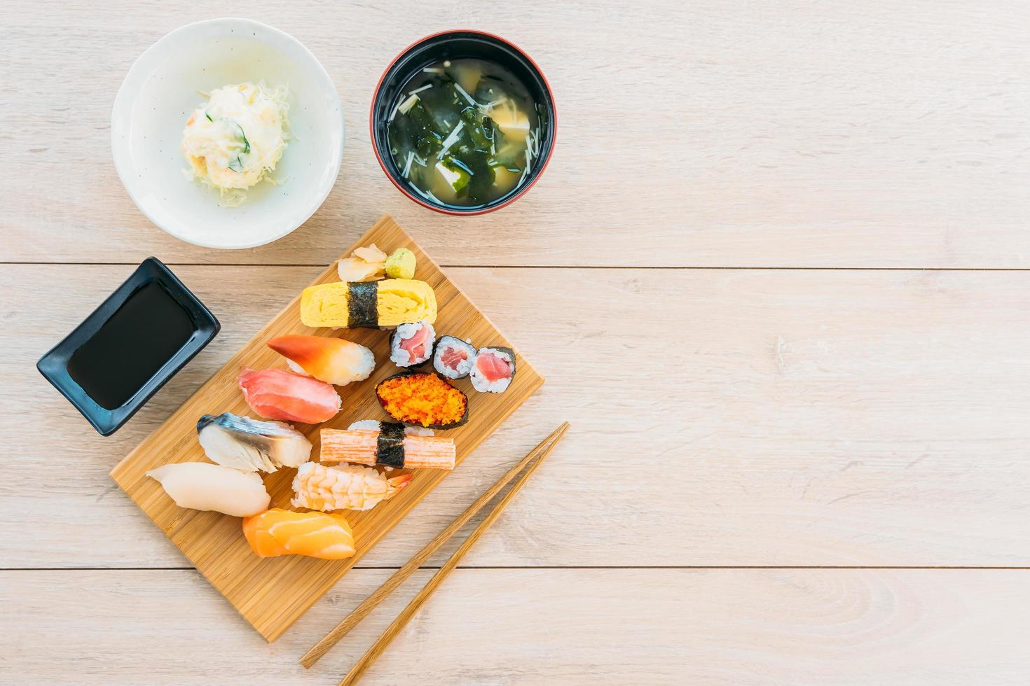 zalm, tonijn, schelp, garnalen en ander vlees sushi maki foto