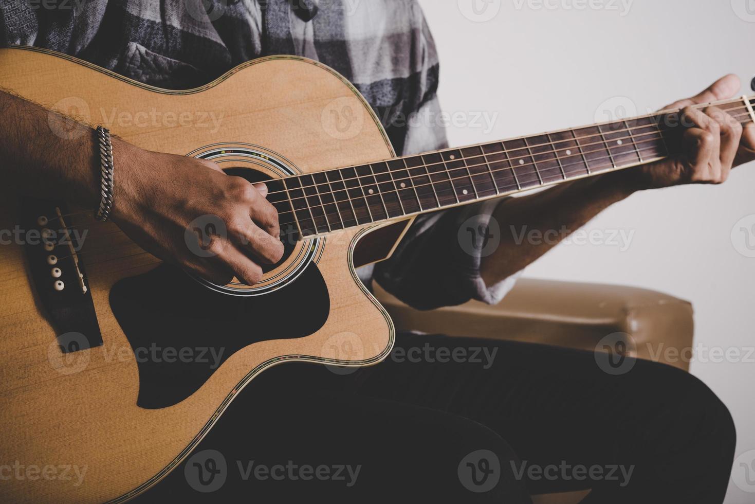 close-up van hipster baard man hand gitaar spelen foto