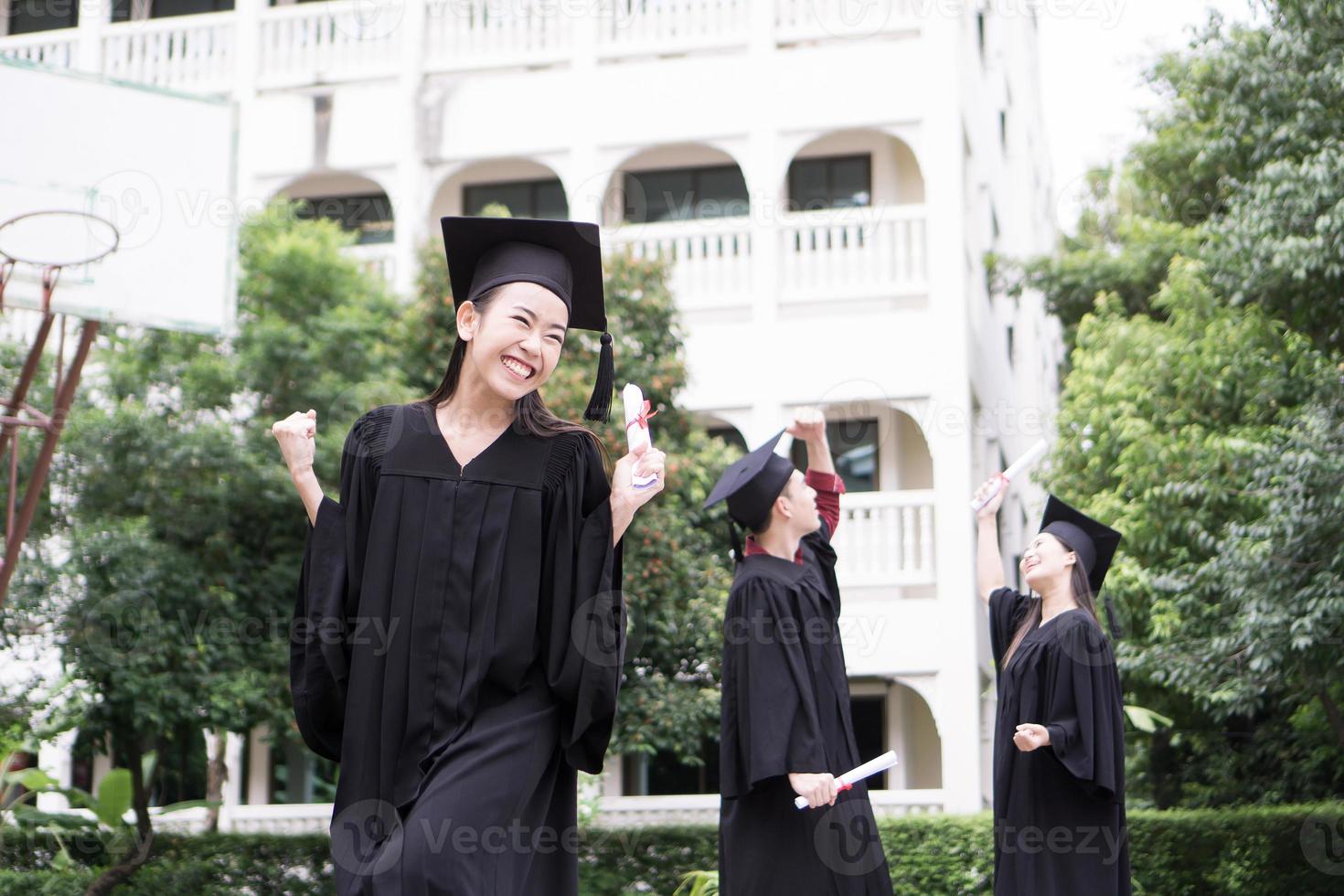 portret van diverse internationale afstuderende studenten die succes vieren foto