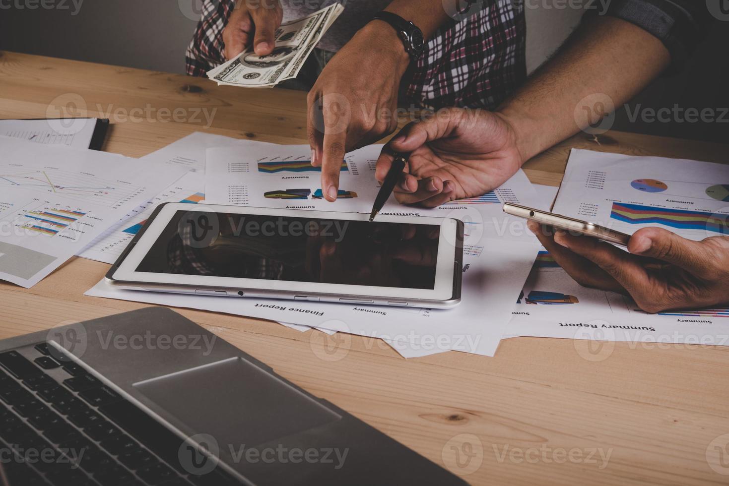 close-up van mensen uit het bedrijfsleven werken met strategiediagrammen op houten bureau in kantoor foto