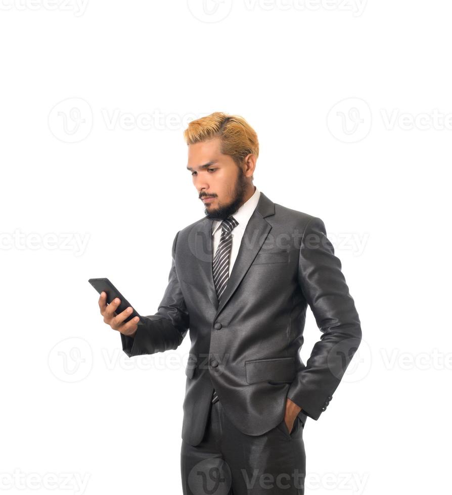 zelfverzekerde jonge zakenman in pak geïsoleerd op een witte achtergrond foto
