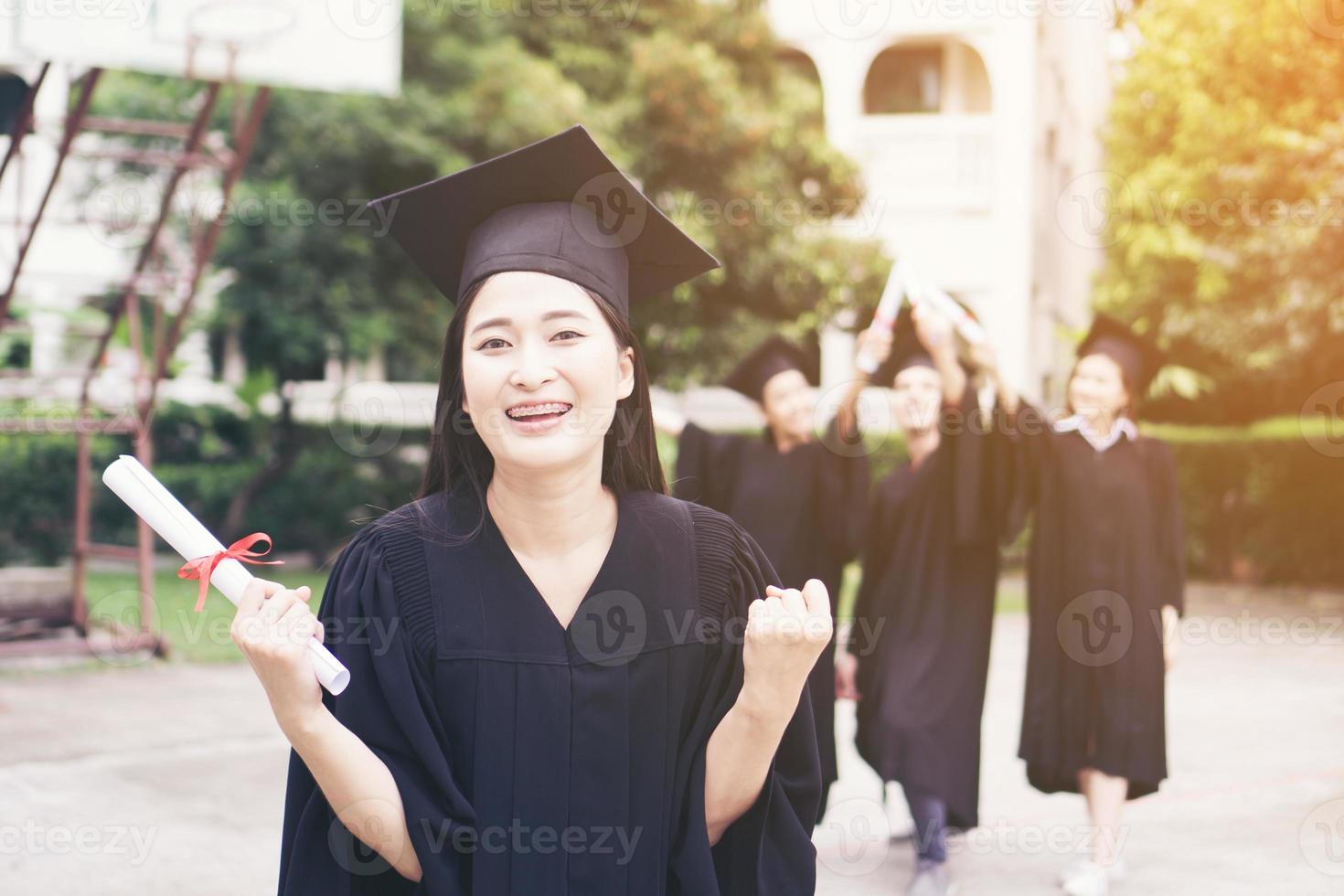 portret van diverse internationale afstuderende studenten die succes vieren foto