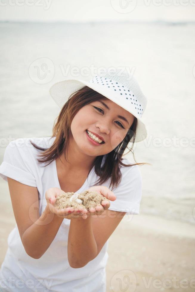 jonge mooie vrouw ontspannen op het strand foto