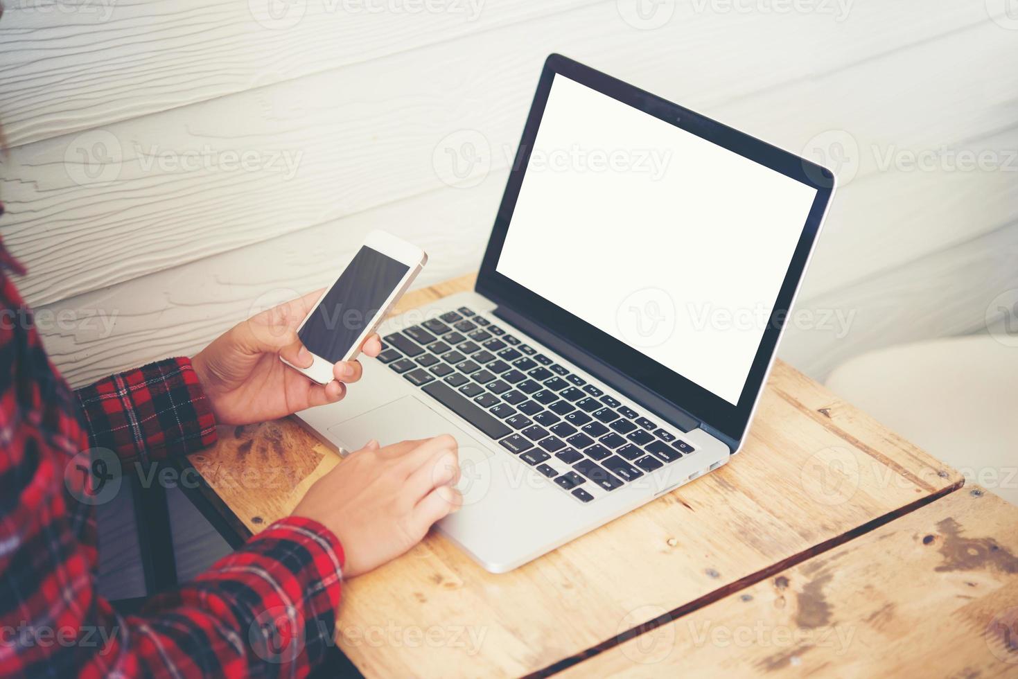 close-up van jonge hipster vrouw met behulp van een laptop tijdens een koffiepauze foto