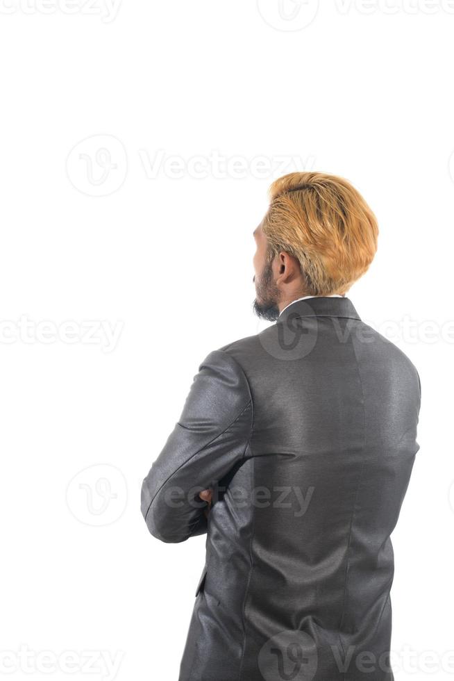 zelfverzekerde jonge zakenman in pak geïsoleerd op een witte achtergrond foto
