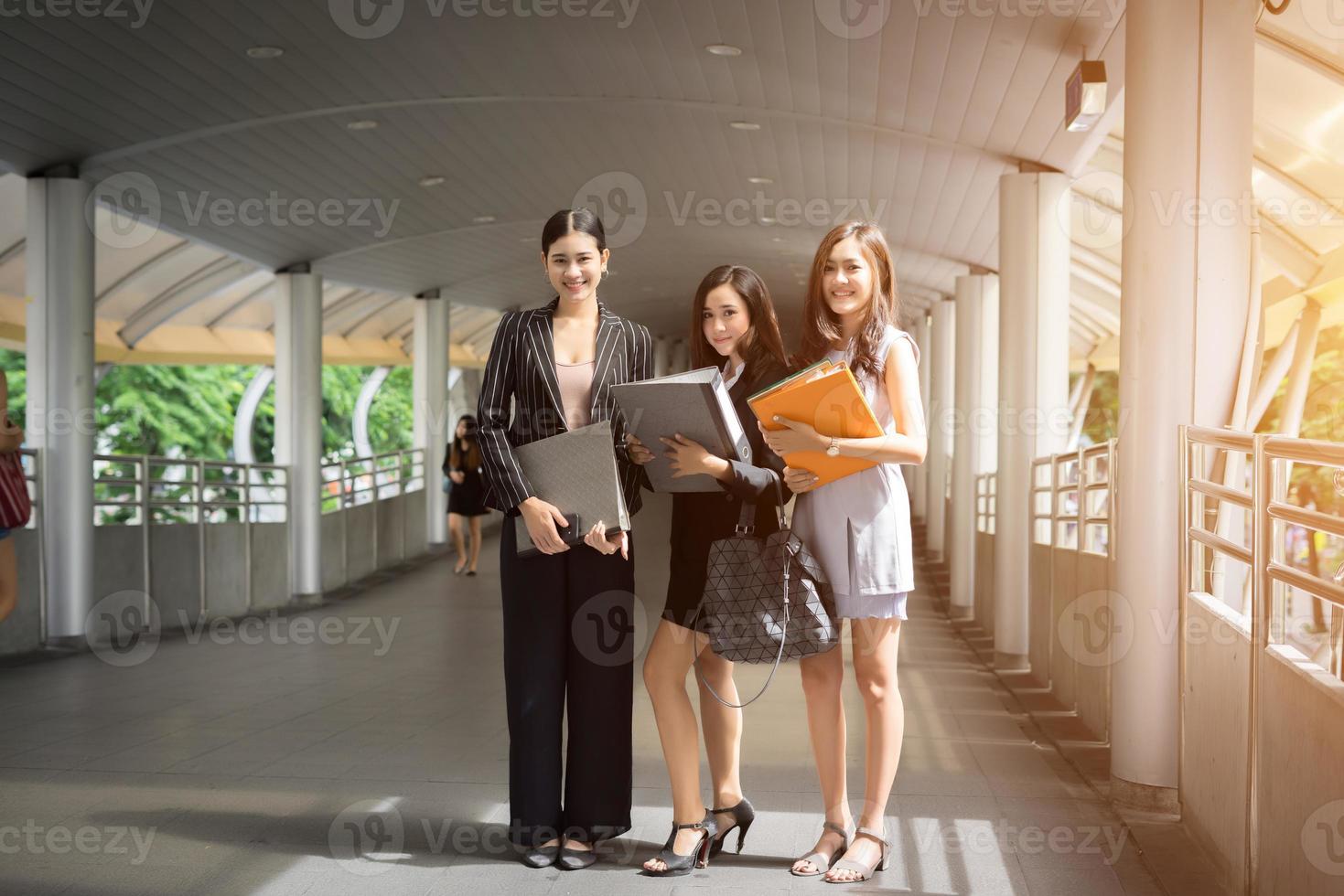 zakenvrouwen bespreken werken samen foto