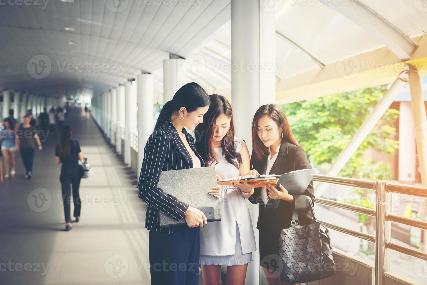 zakenvrouwen bespreken werken samen foto