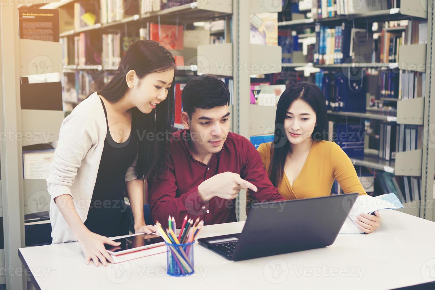 groep studenten studeren in de schoolbibliotheek foto