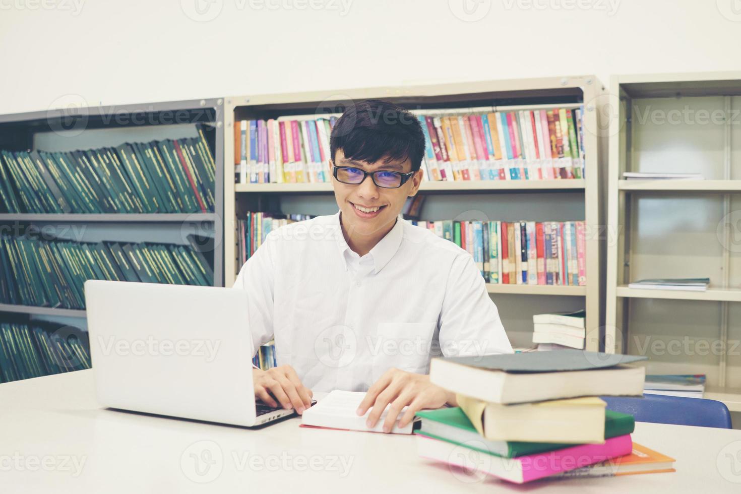 student doet onderzoek op laptop en surfen op internet foto