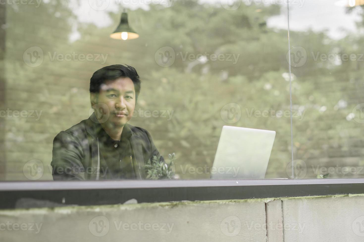 afbeelding van een jonge zakenman die op zijn laptop op kantoor werkt foto