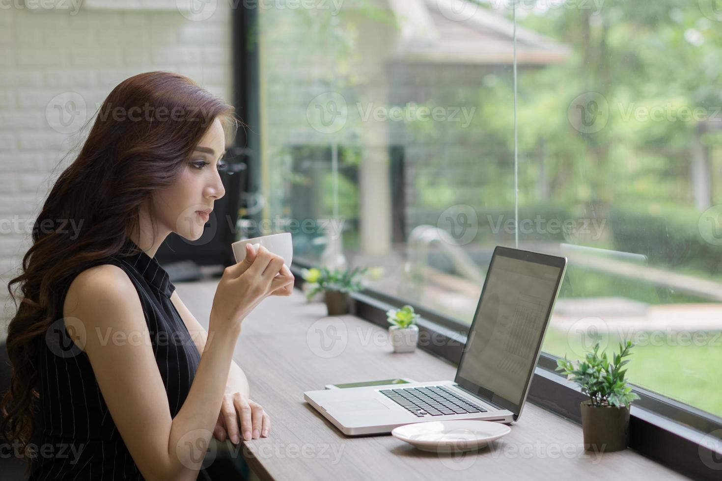 jonge zaken vrouw die op laptop op kantoor werkt foto