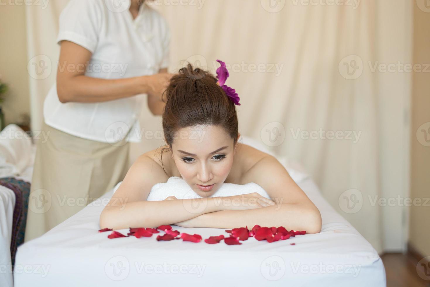 jonge mooie vrouw met een gezonde massage in een spa salon foto