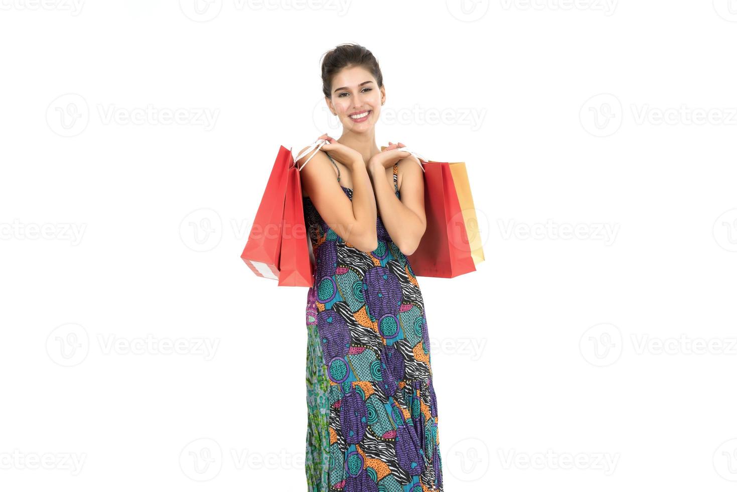 jonge mooie vrouw met boodschappentassen op witte achtergrond foto