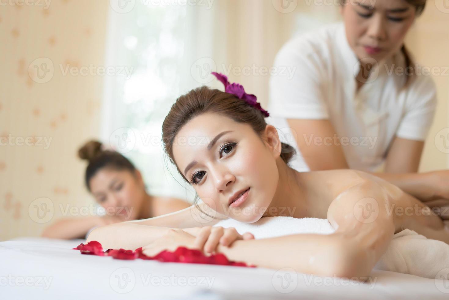 jonge mooie vrouw met een gezonde massage in een spa salon foto