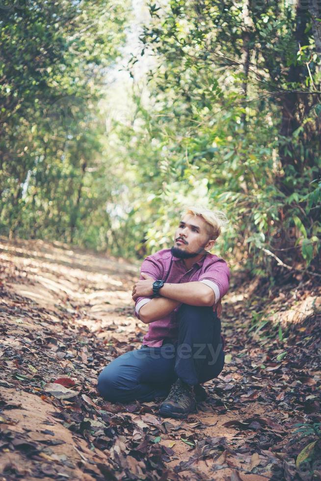 actieve jongeman wandelaar rust met de natuur na een wandeling door het bos foto