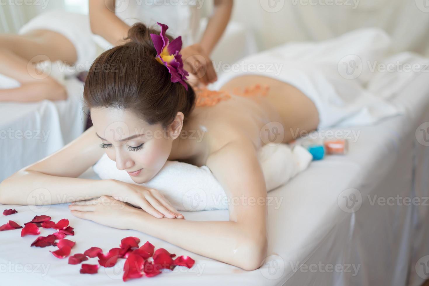 jonge mooie vrouw met een gezonde massage in een spa salon foto