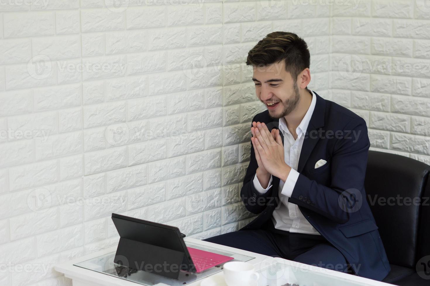 succesvolle jonge zakenman die op laptop op kantoor werkt foto