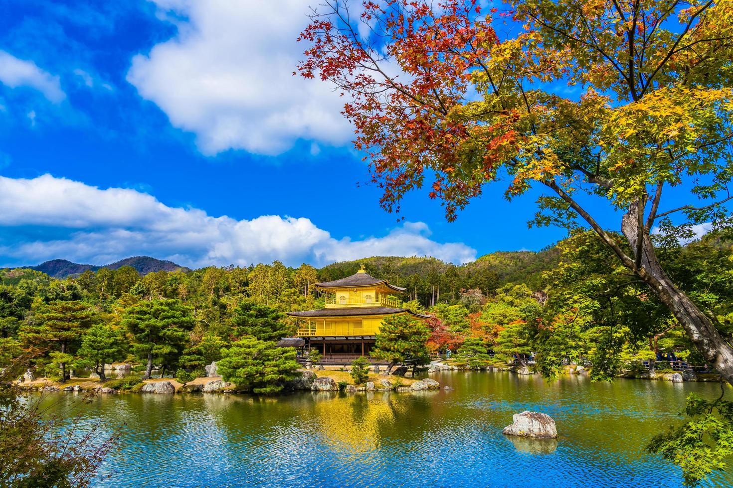 kinkakuji-tempel, of het gouden paviljoen in kyoto, japan foto