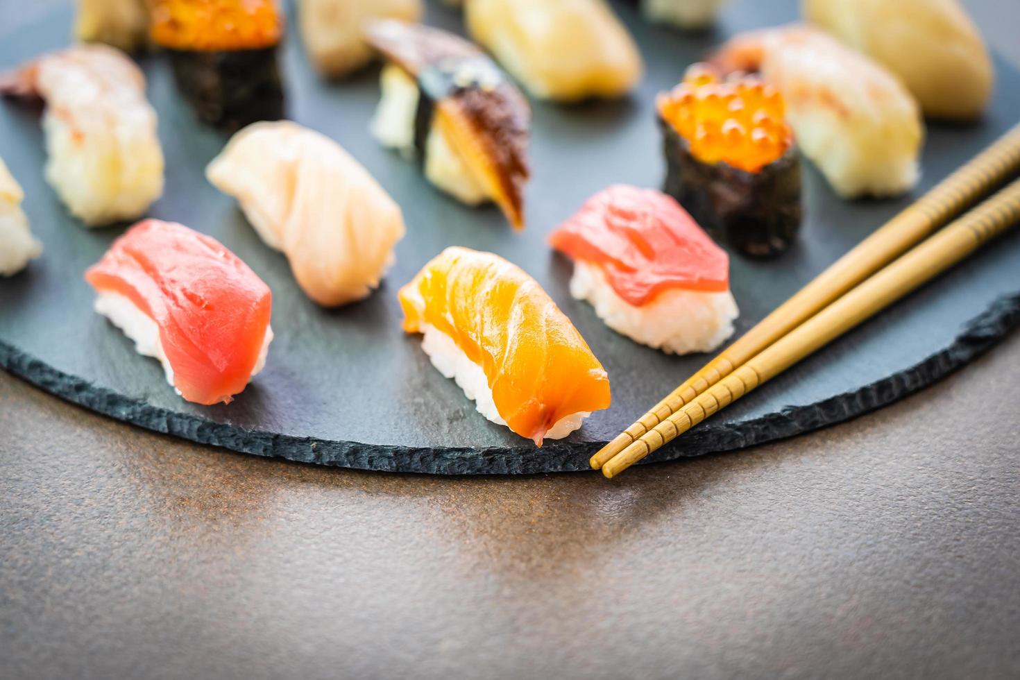 nigiri sushi set met zalm, tonijn, garnalen, garnalen, paling, schelp en andere sashimi foto