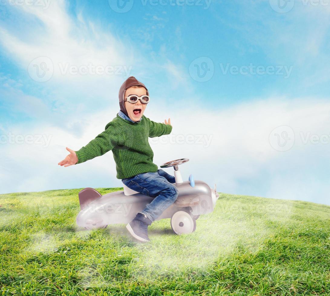 vrolijk jongen kind spelen Bij de vliegenier foto
