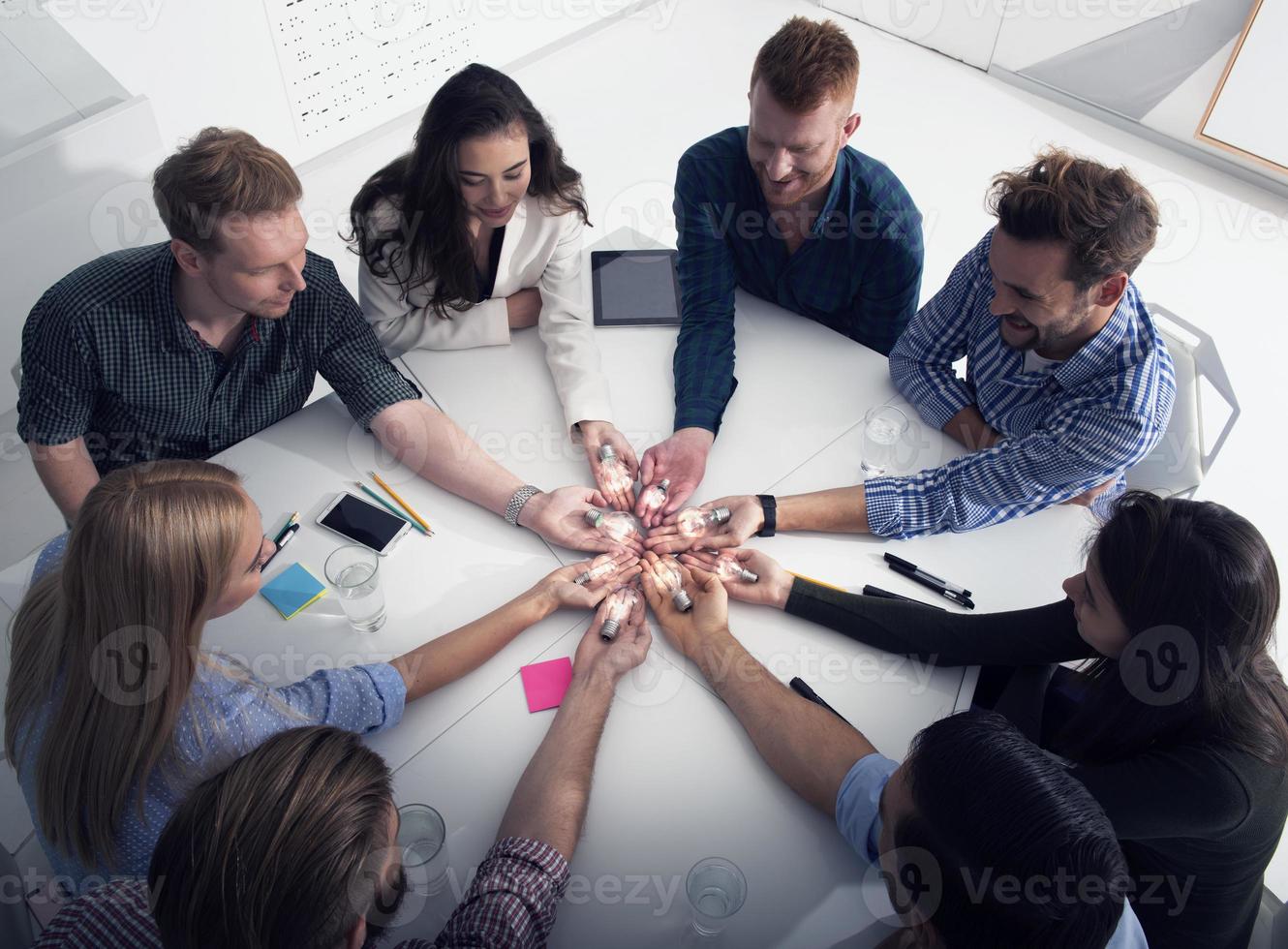 samenspel en brainstorming concept met zakenlieden dat delen een idee met een lamp. concept van opstarten foto