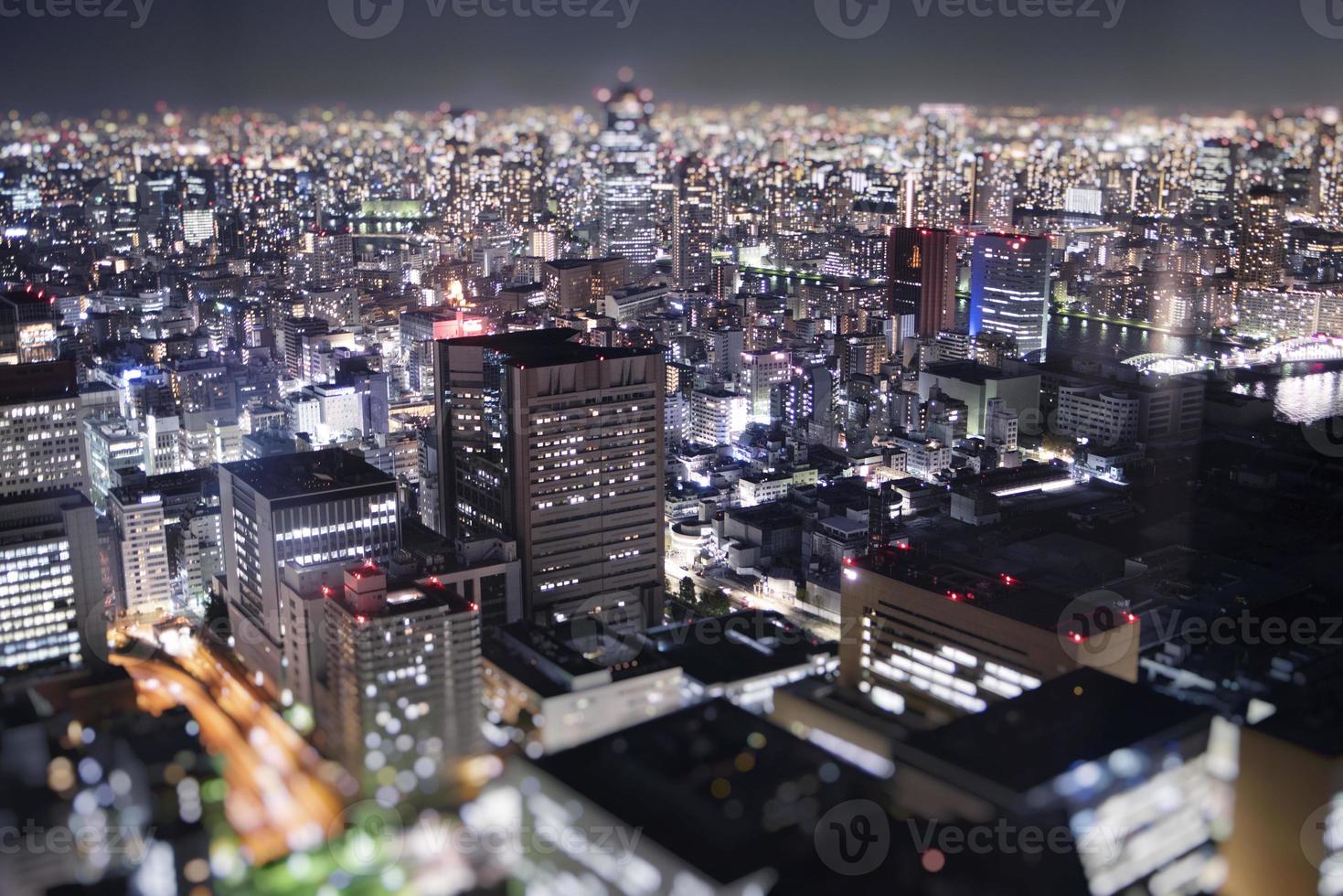 nacht horizon van tokyo stad van een wolkenkrabber. foto