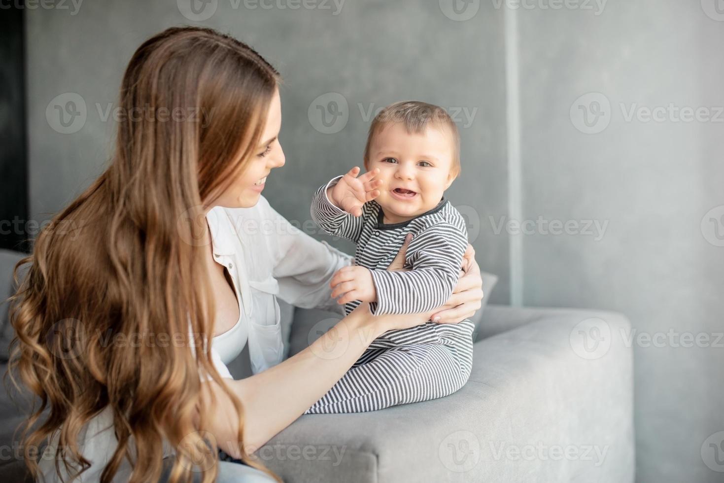 weinig kind glimlachen en gelukkig met mam foto