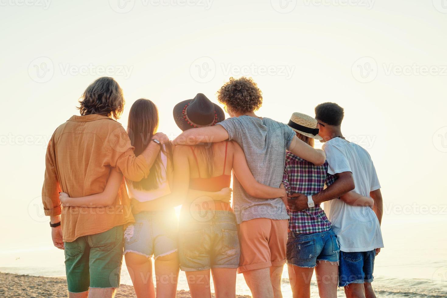 groep van vrienden hebben pret Aan de strand foto