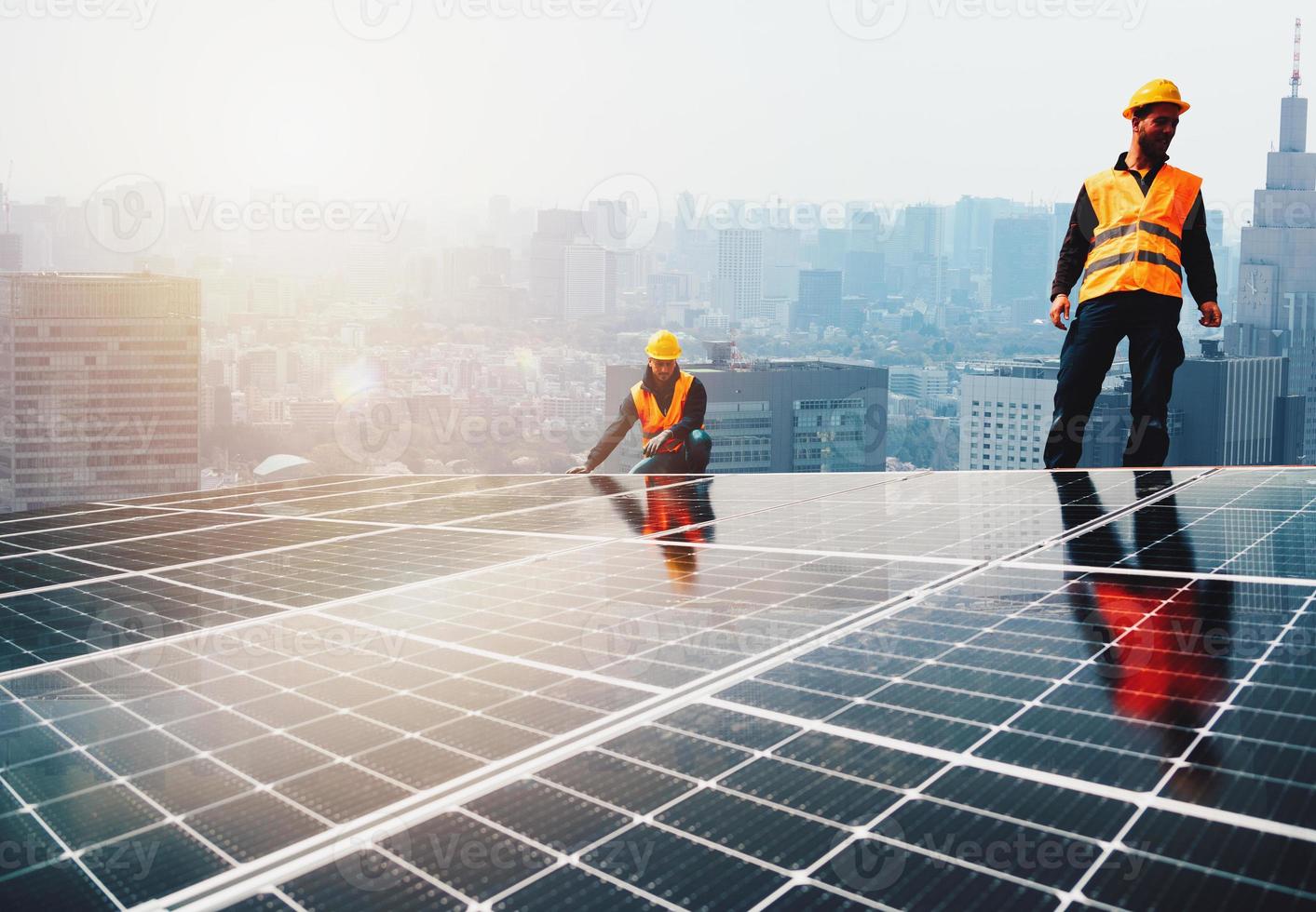 arbeiders monteren energie systeem met zonne- paneel voor elektriciteit foto