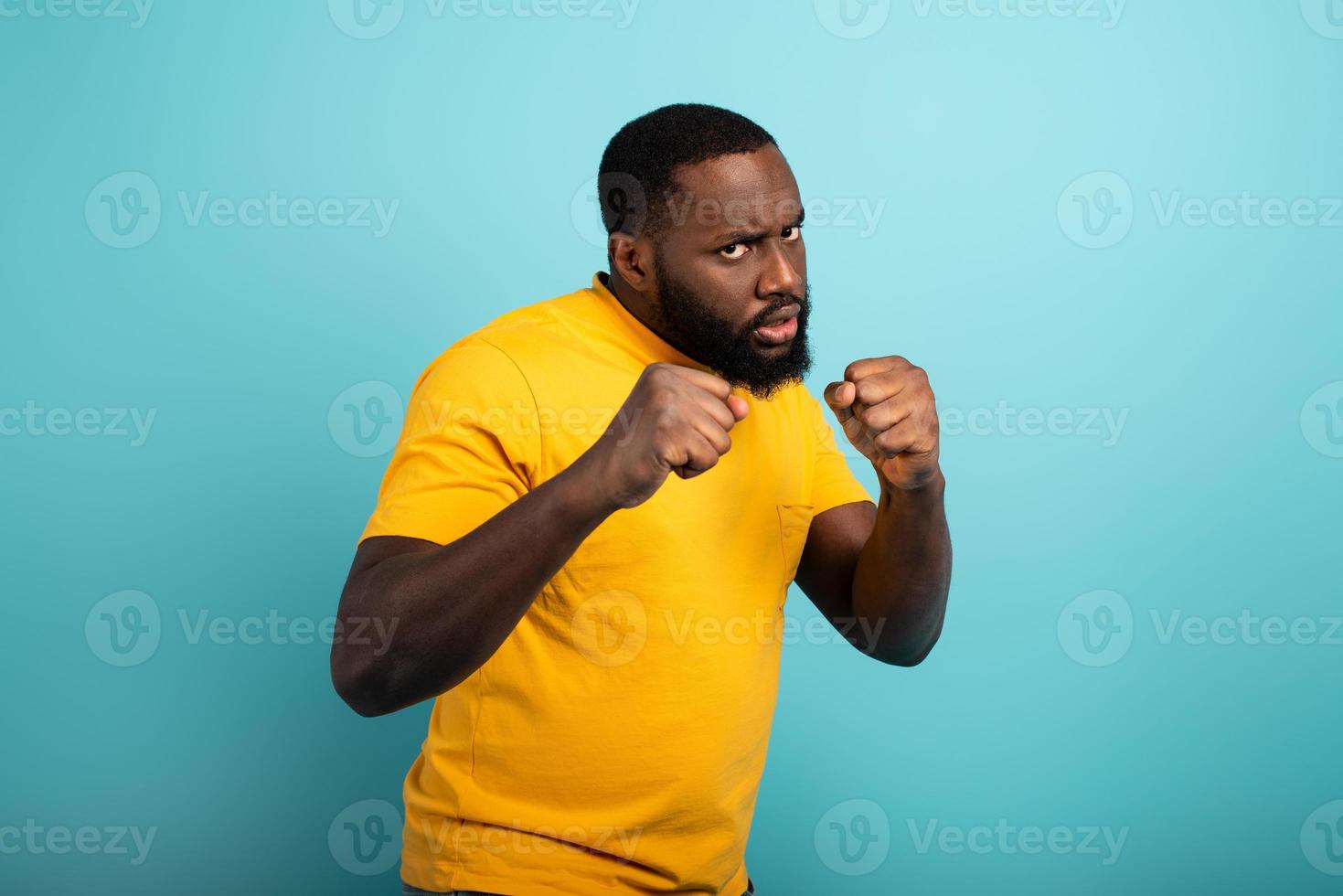 Mens aanvallen met een stempel de covid19 coronavirus. blauw achtergrond foto