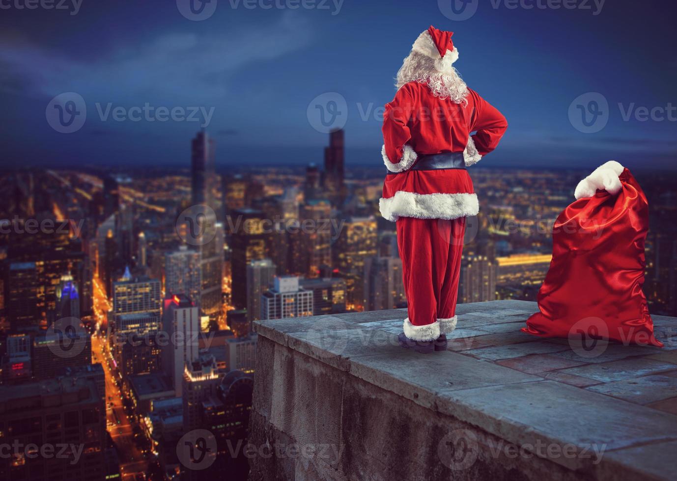 de kerstman claus looks naar beneden Aan de stad aan het wachten naar leveren de presenteert foto