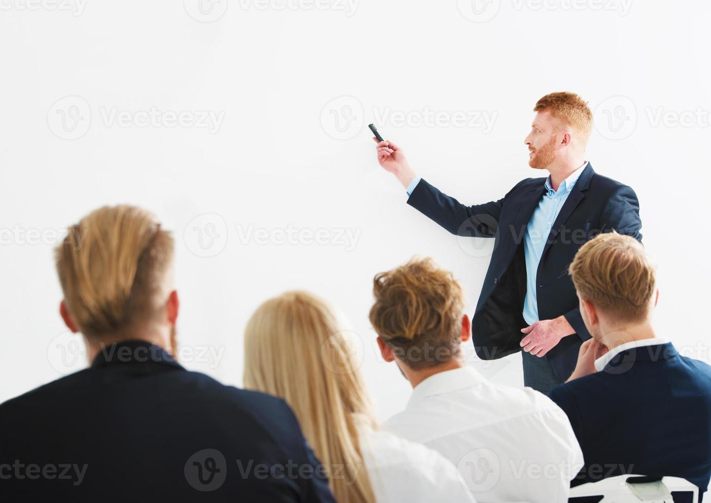 zakenman in kantoor leg uit iets Bij een opleiding vergadering foto