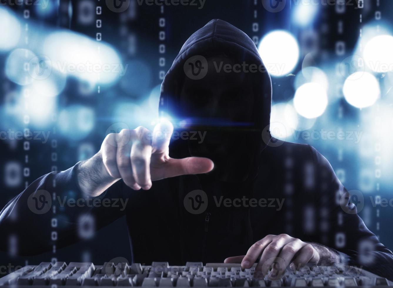hacker lezing persoonlijk informatie. concept van privacy en veiligheid foto