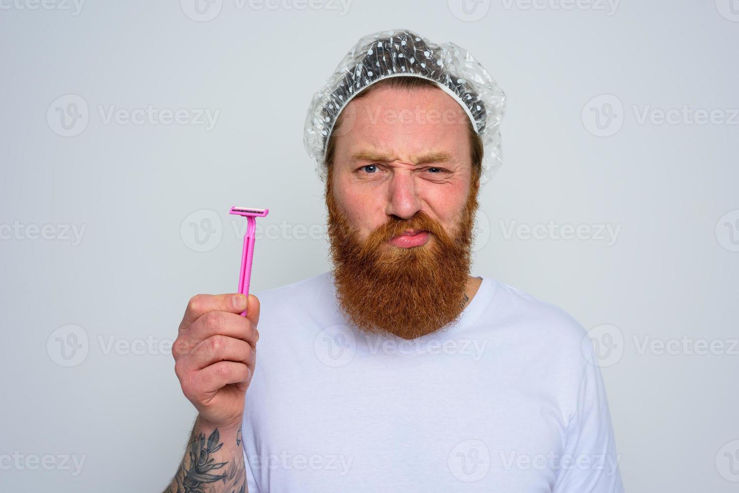 Mens aanpassen de baard met een scheermes blad foto