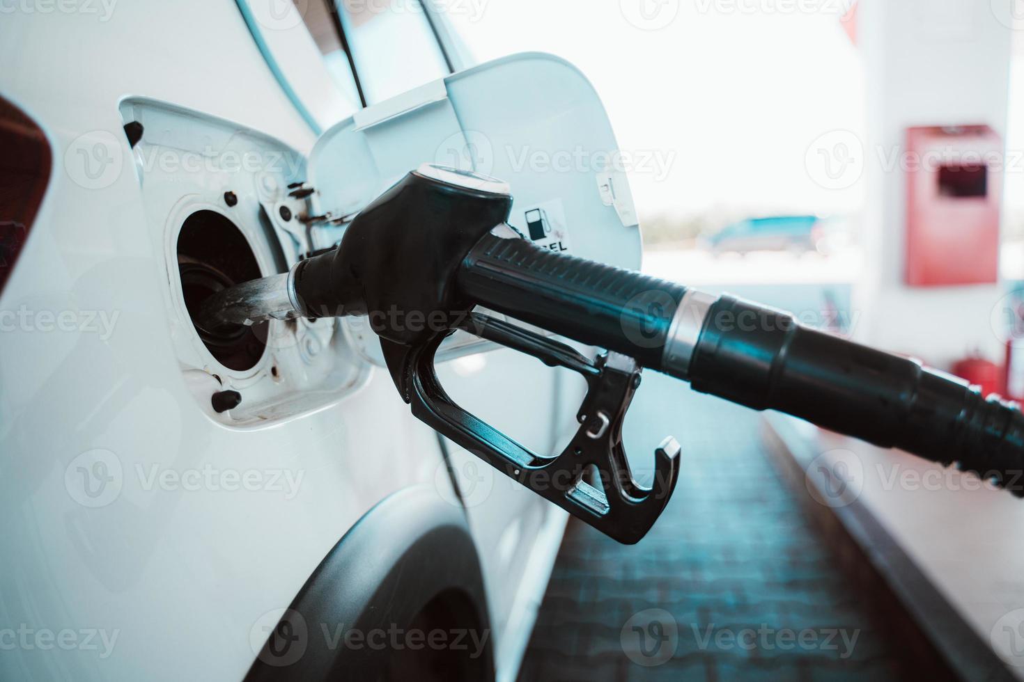 brandstof pomp vullen een tank van een auto in een station foto