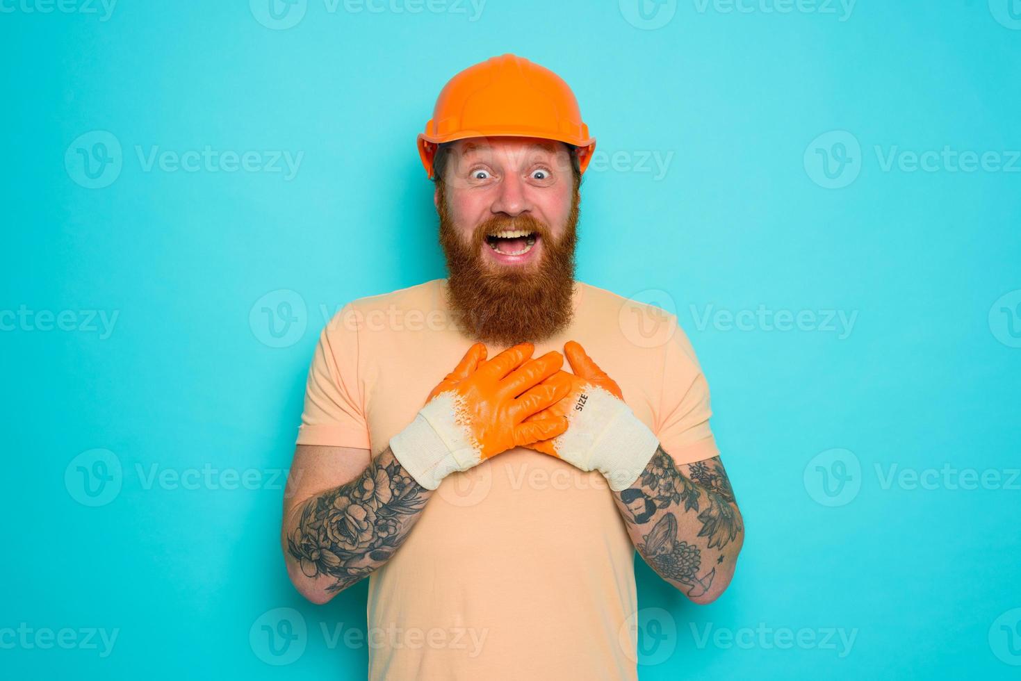 arbeider met geel hoed is gelukkig over zijn werk foto