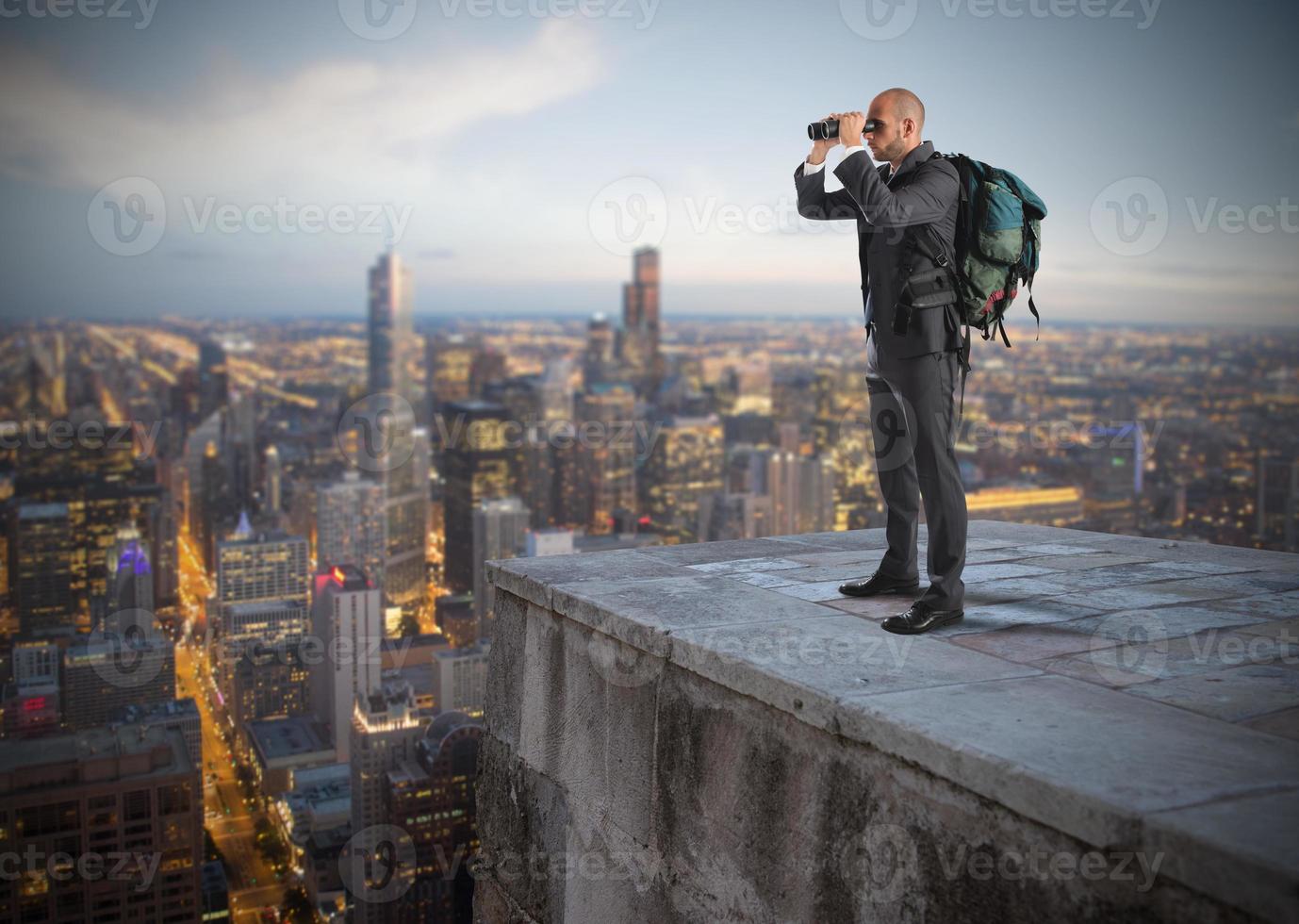 zakenman op zoek naar de toekomst foto