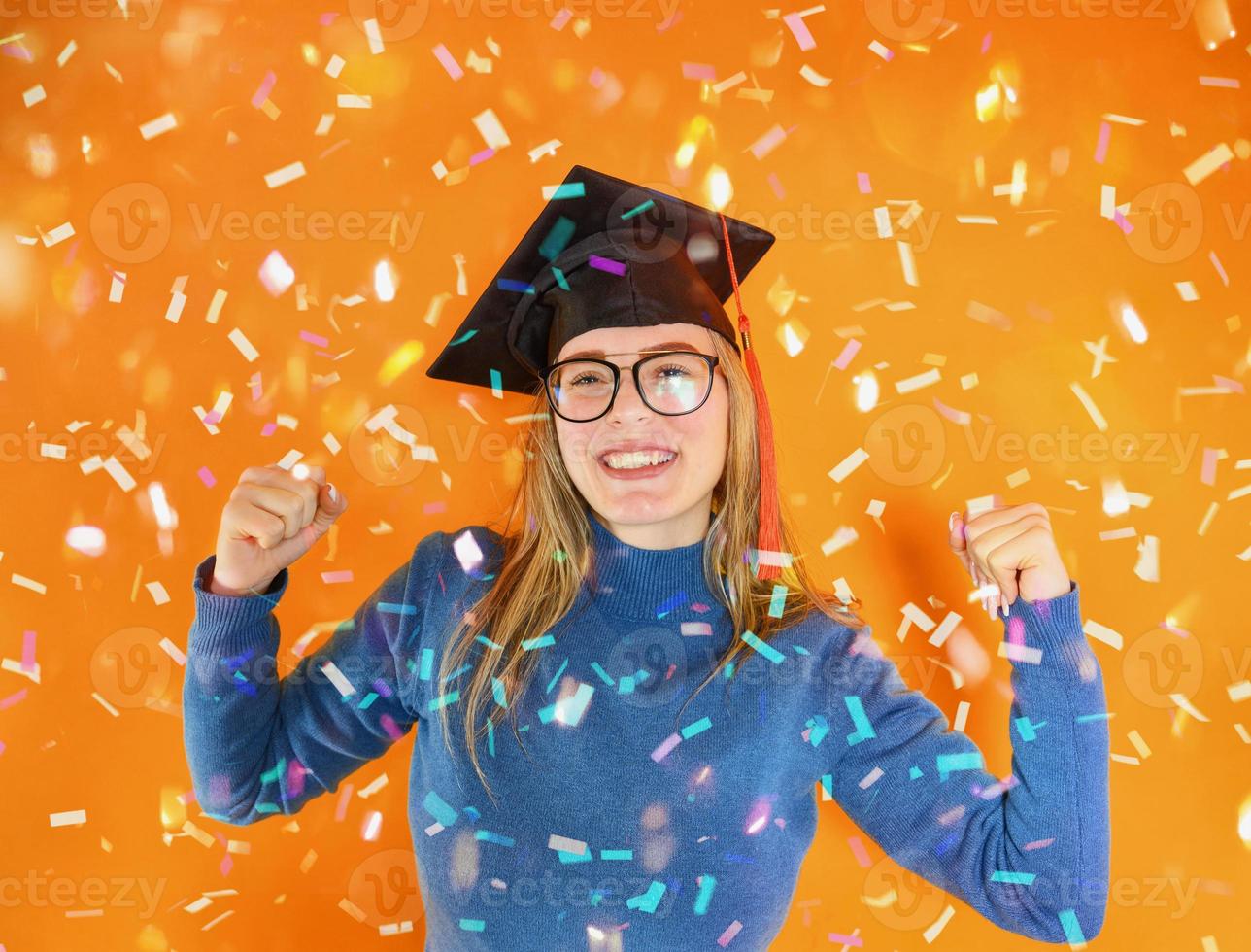 vrouw is gelukkig naar hebben bereikt diploma uitreiking en succes in studies foto