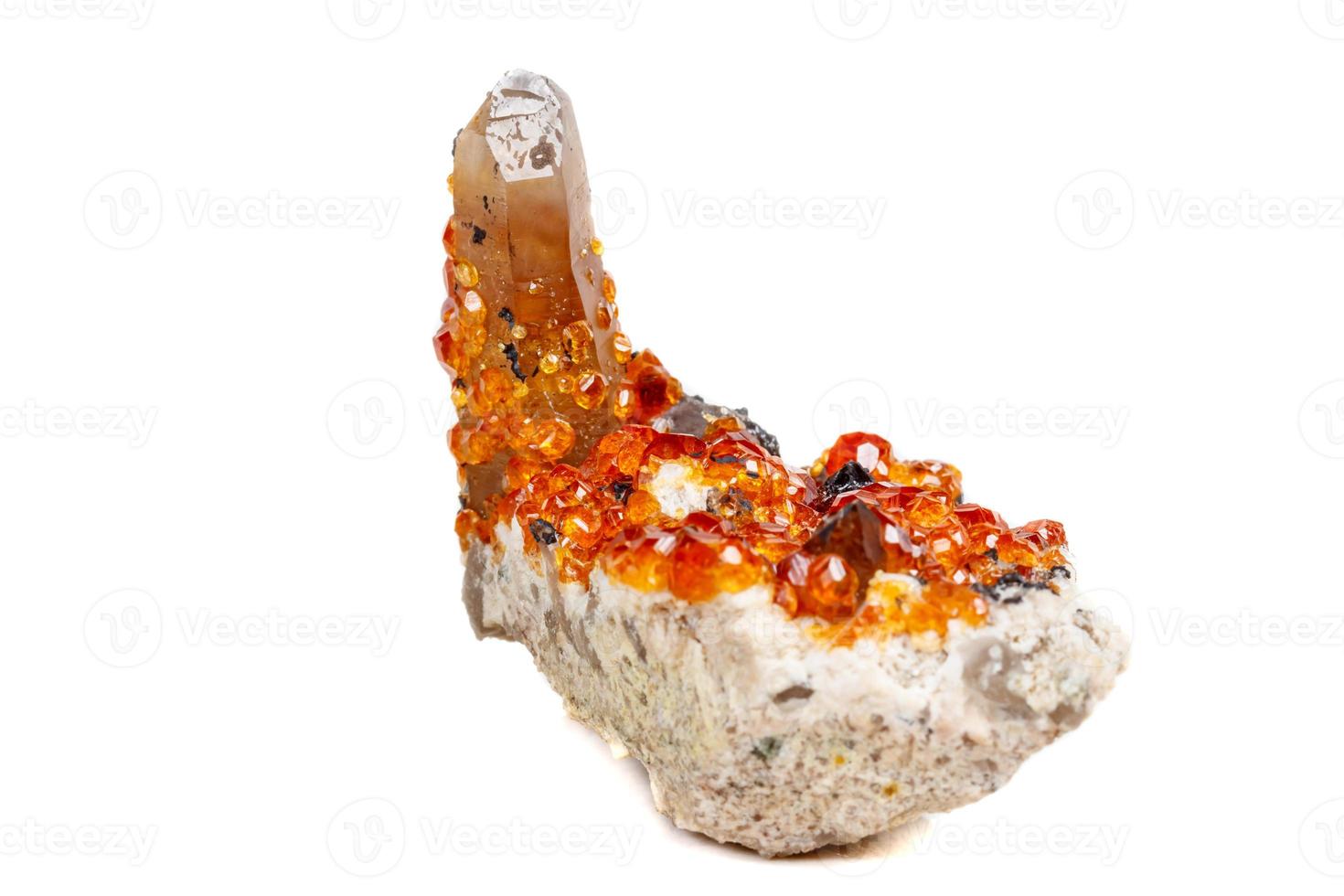 macro mineraal steen spessartine, oranje, rood granaat met kwarts Aan wit achtergrond foto