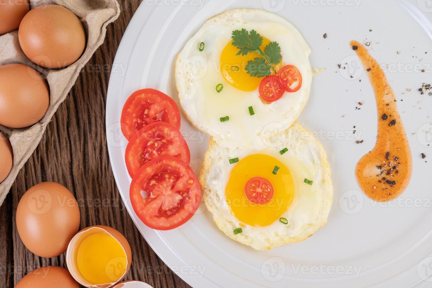 ontbijt voedsel gebakken eieren met tomaten Aan een bord foto