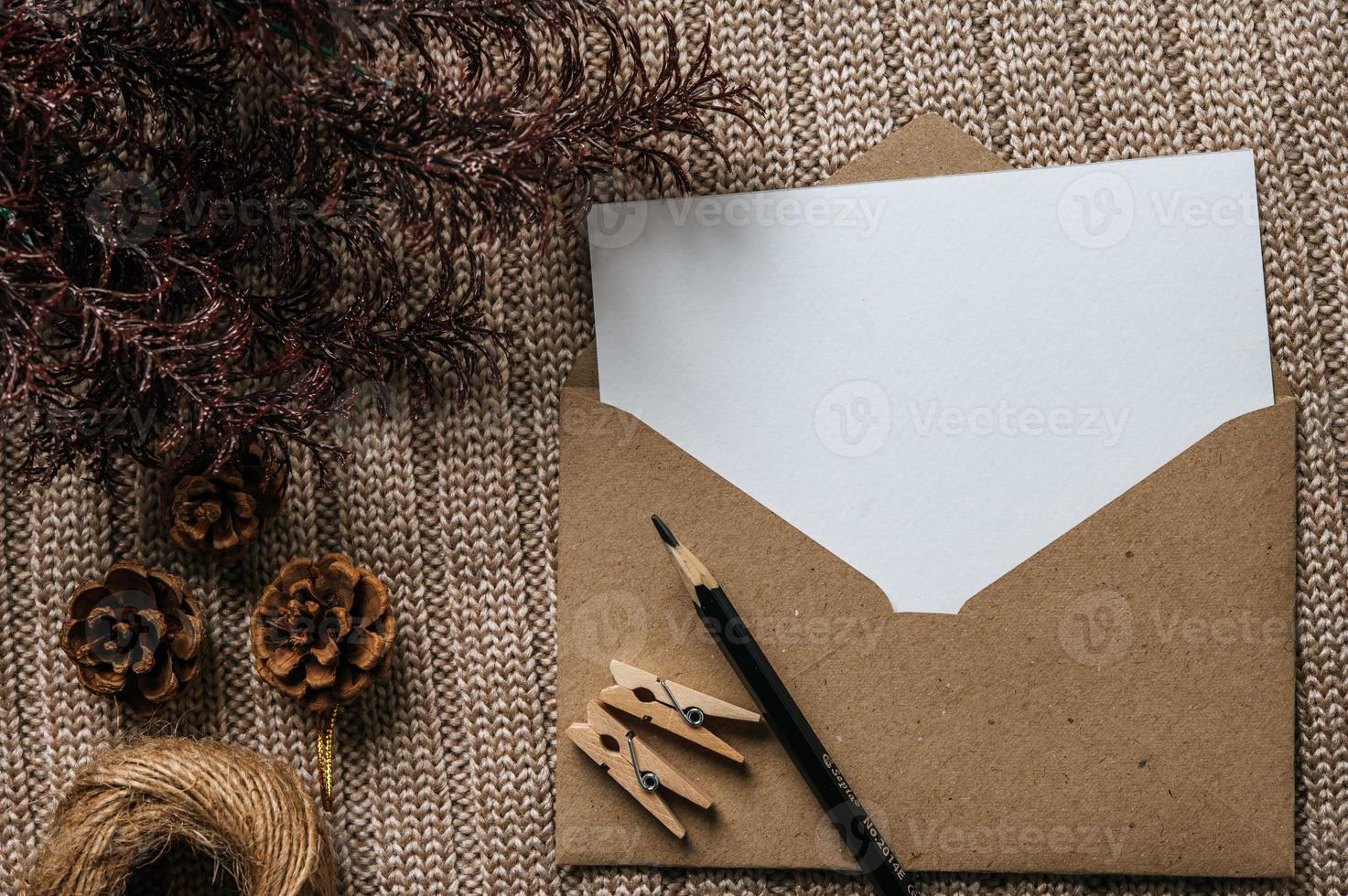 groet kaarten en blanco enveloppen met decoraties foto